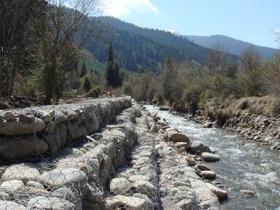 鉛絲石籠用于新安江湖邊至花山段河道治理工程